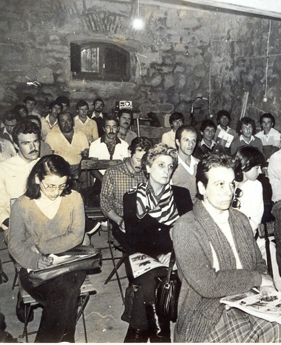 Funcionarios municipales del área de jardinería y público general atendiendo a la clase.