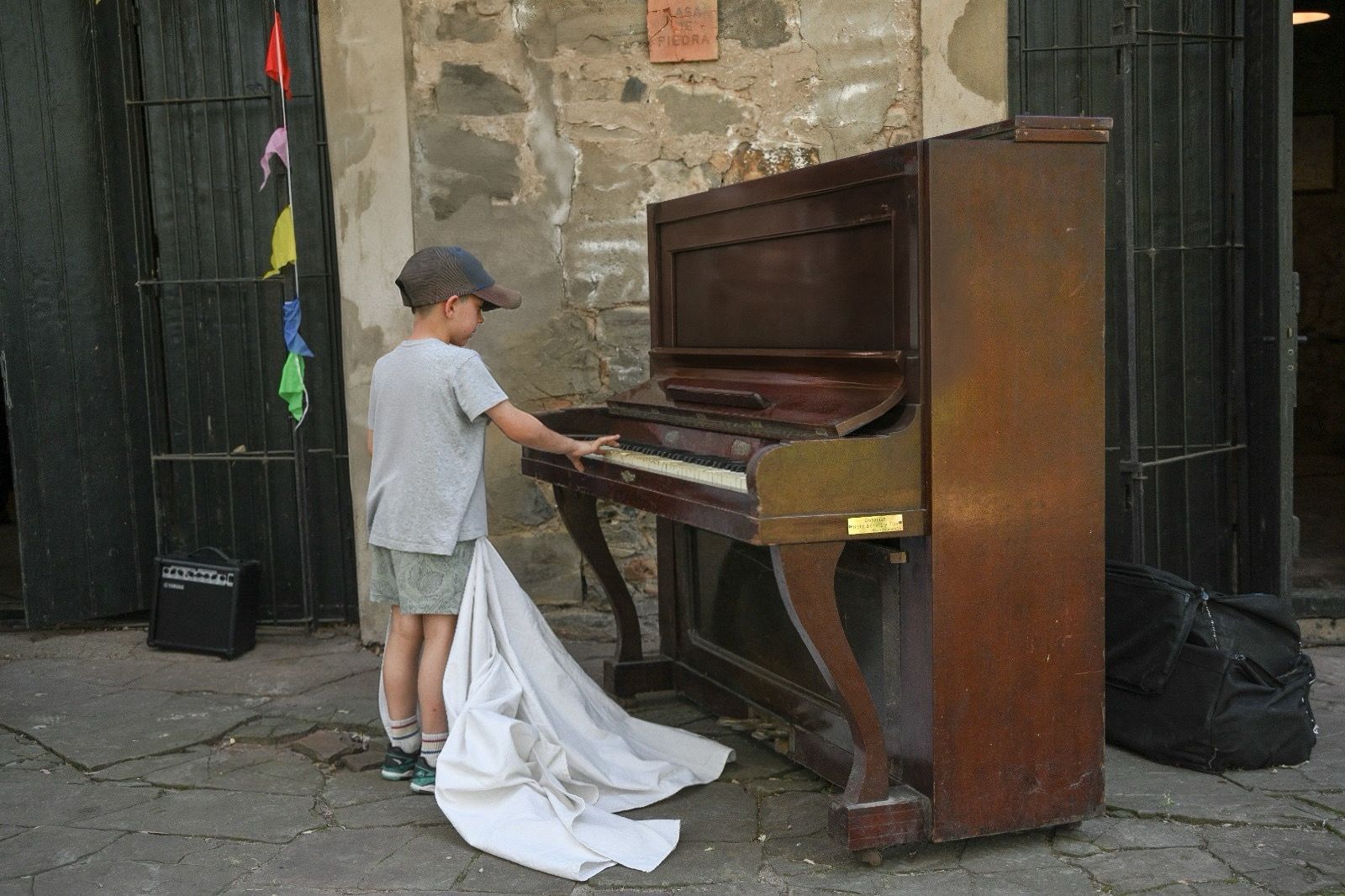 Lautaro del Club de Niños Fátima descubre el piano e inaugura el teclado