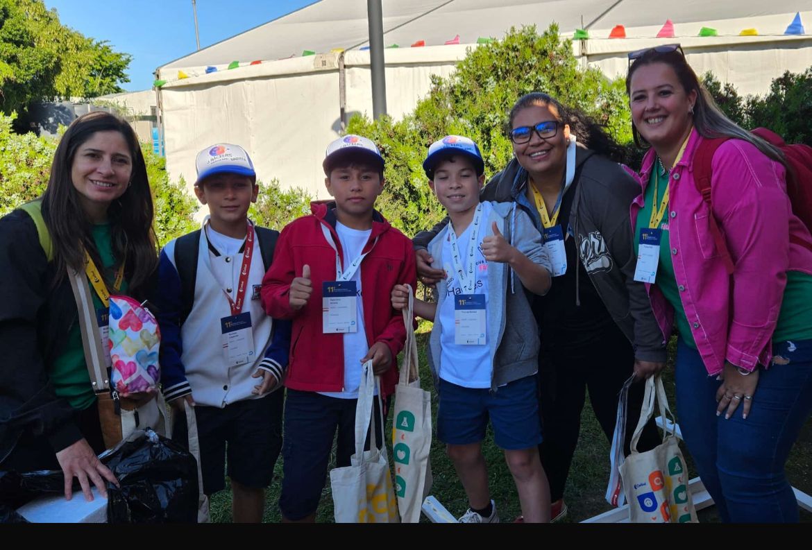 Niños presentando el proyecto en el Stand: Bautista Céspedes (11 años de edad), Thomás Batista (10 años de edad) y Valentino Acosta (11 años de edad) Orientadoras/ referentes: Maestra María Jacques y educadora Yuliana Rolfo.