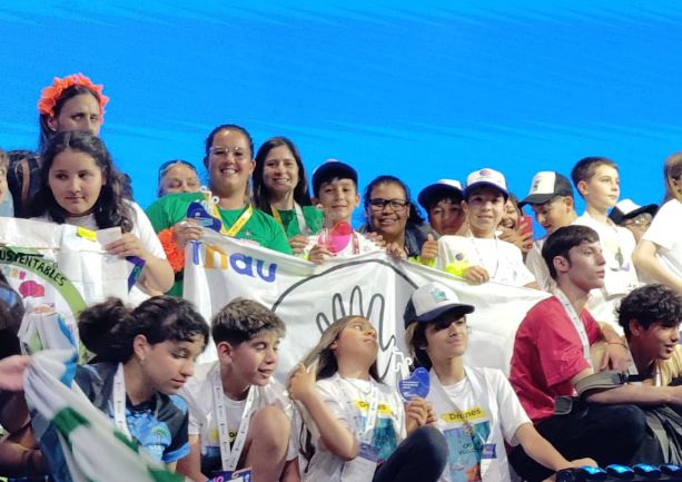 Recibiendo la premiación en la "11a Olimpiada de Robótica, Programación y Videojuegos" de Ceibal.